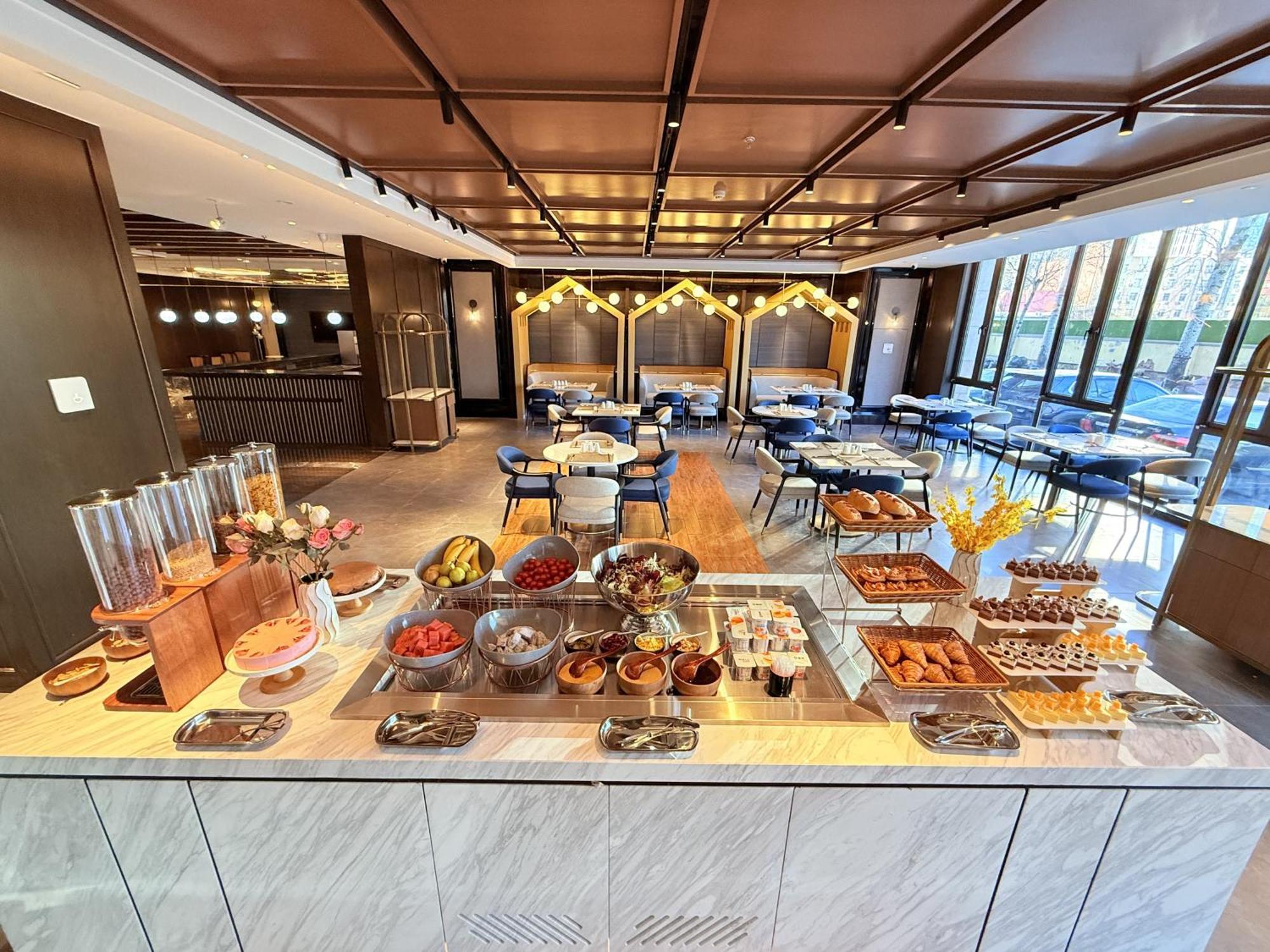 Hilton Garden Inn Beijing Guomao Exteriör bild