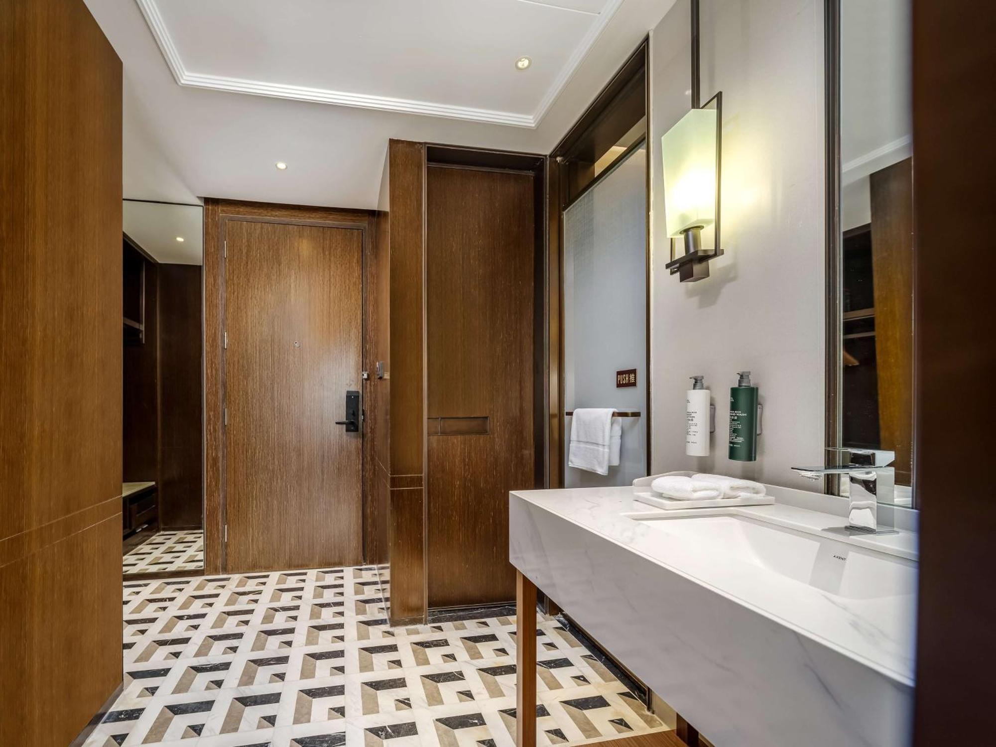Hilton Garden Inn Beijing Guomao Exteriör bild