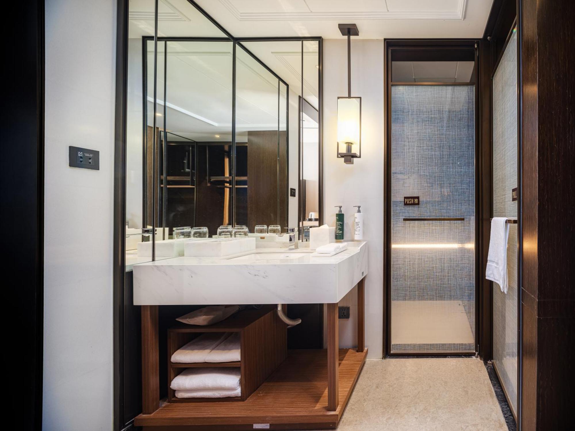Hilton Garden Inn Beijing Guomao Exteriör bild