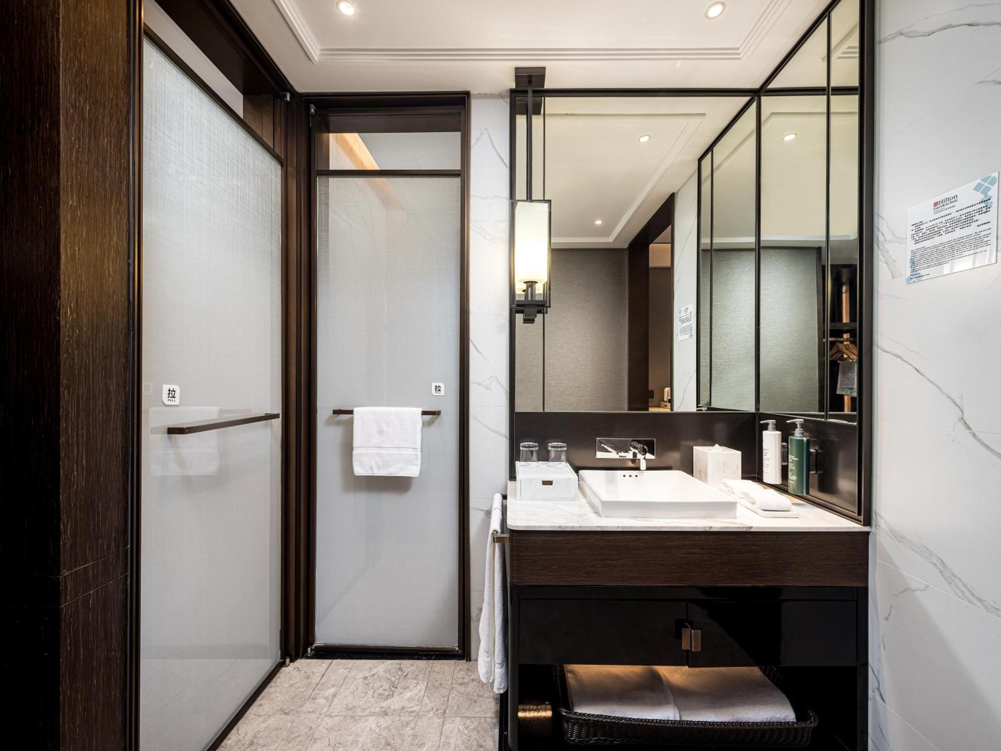 Hilton Garden Inn Beijing Guomao Exteriör bild